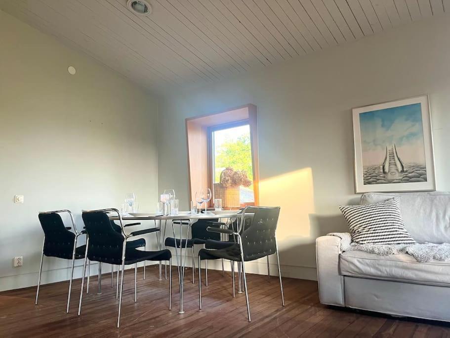 Mysigt Sommarhus Med Havsutsikt Och Bastu Hébergement de vacances *