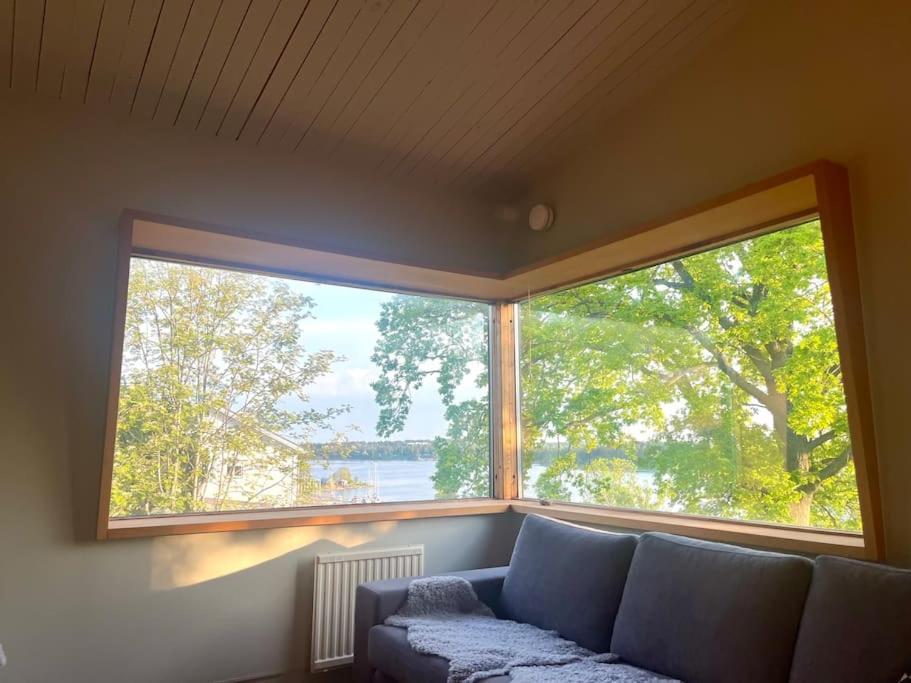 Mysigt Sommarhus Med Havsutsikt Och Bastu Hébergement de vacances *